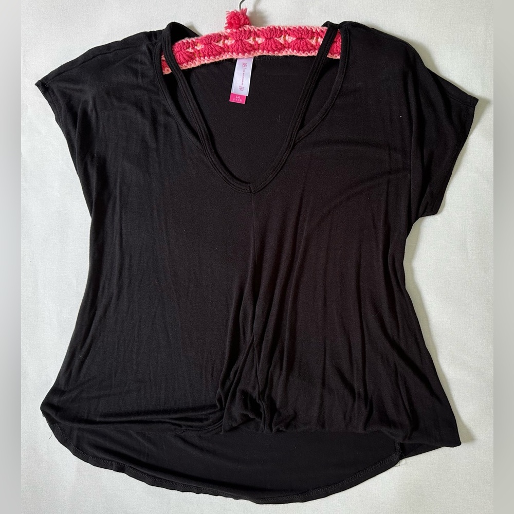 🖤 Black short sleeve sweater with a twist